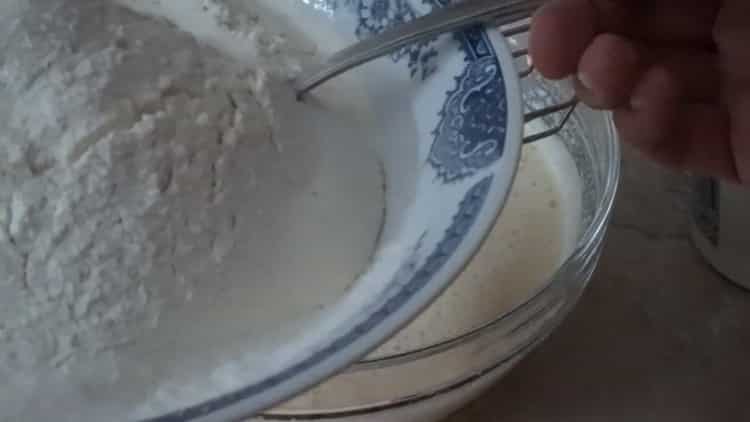 Пресейте брашно, за да направите вафли в желязна вафла