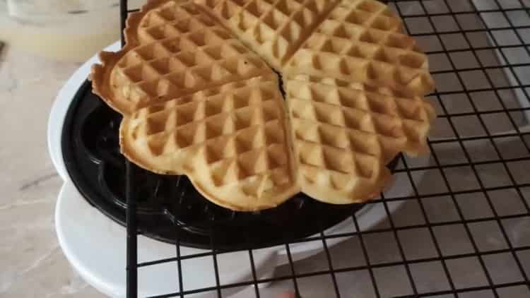 handa na ang mga waffle sa isang waffle iron