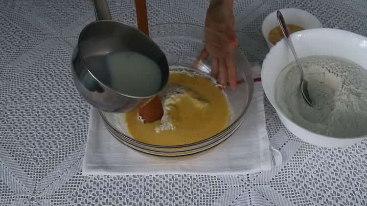 A tészta összekapcsolásához egyesítse a tésztát a tojásokkal