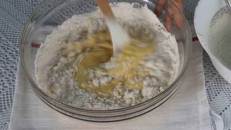 Setacciare la farina per fare l'impasto