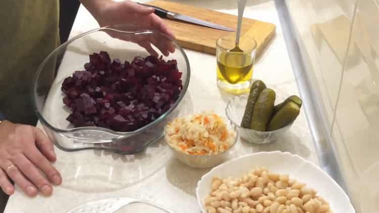 Per preparare un'insalata, tagliare le barbabietole