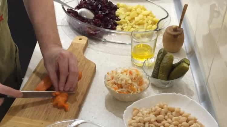 Per preparare un'insalata, trita le carote