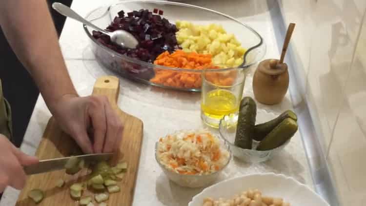 Per preparare un'insalata, trita i cetrioli