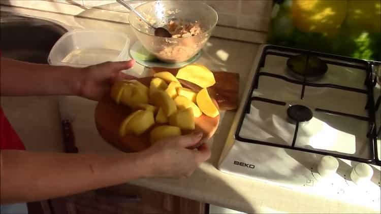 Kartoffeln zum Kochen hacken