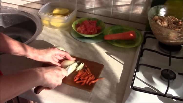 Karotten zum Kochen hacken