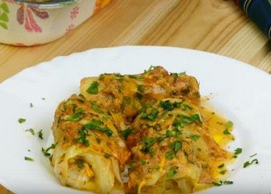 Νόστιμο γεμιστό λάχανο στο φούρνο σε σάλτσα ντομάτας και ξινή κρέμα 🍲