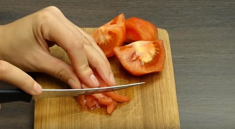 Tomaten mit einem Messer zermahlen.