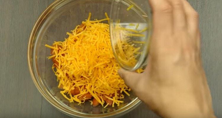 Προσθέστε το τριμμένο τυρί.