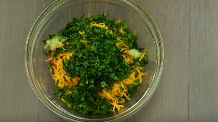 Aggiungi le verdure tritate e l'aglio alla salsa futura.