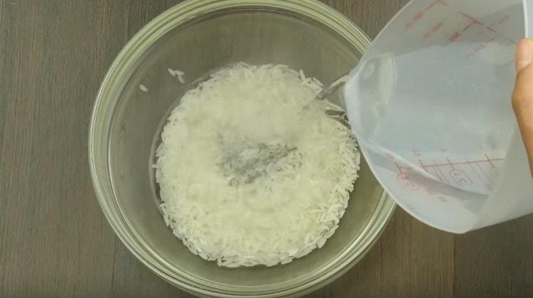 صب الأرز بالماء المغلي.