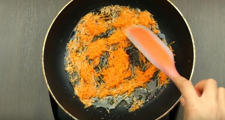 Grattugiare le carote e friggerle in olio vegetale.
