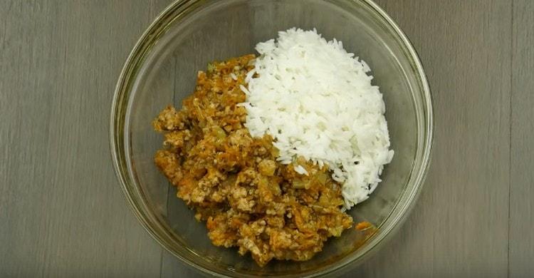 حشو المزيج مع الأرز.