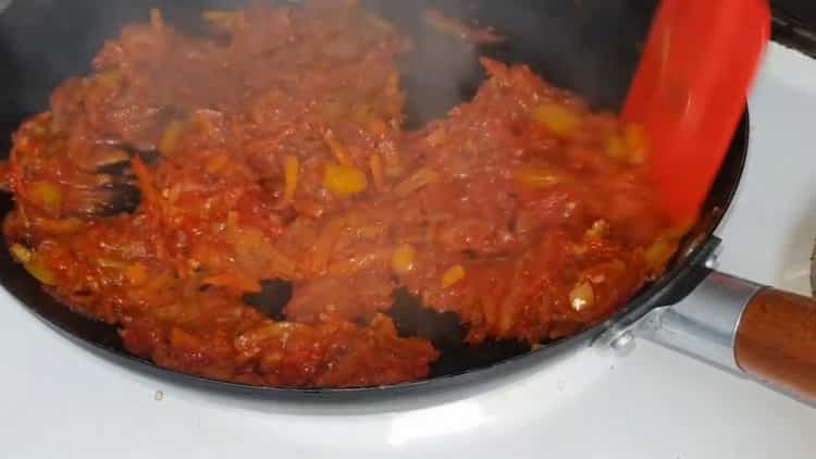 За да направите зелеви рулца, добавете доматено пюре
