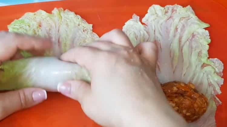 Για να κάνετε γεμιστό λάχανο, βάλτε το γέμισμα στο κιμά