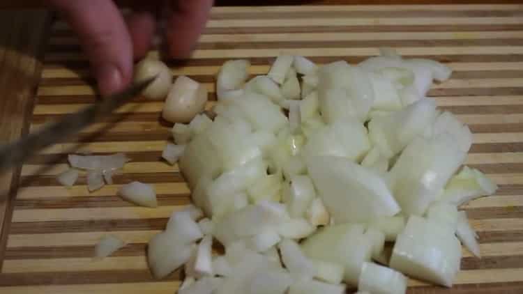 Per preparare il grano saraceno, tagliare la cipolla