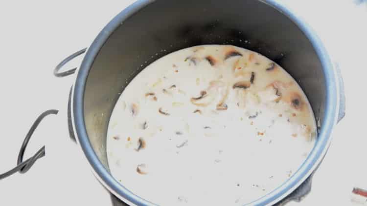 Per preparare il grano saraceno, aggiungi la panna e il brodo