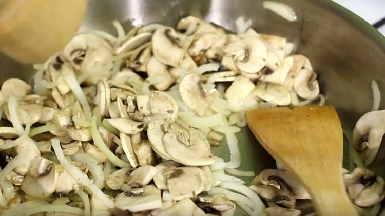 Προσθέστε μανιτάρια στο κρεμμύδι στο τηγάνι.