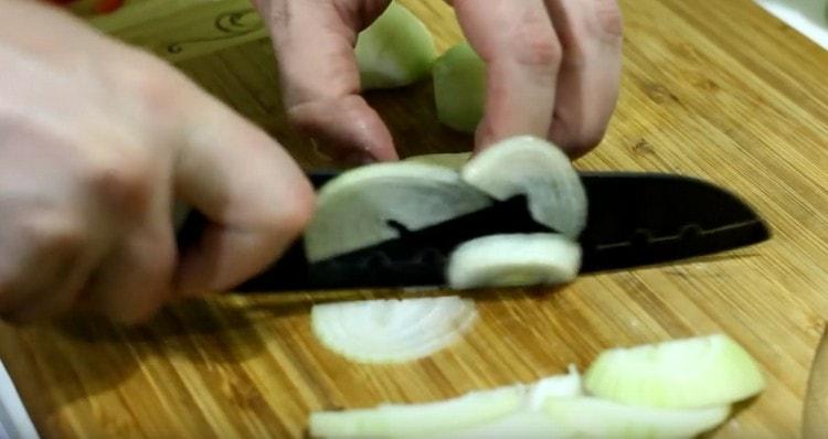 Κόβουμε το κρεμμύδι σε λεπτά μισά δαχτυλίδια.
