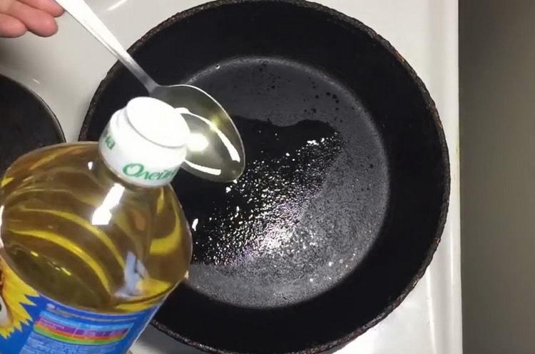 Per preparare le tagliatelle, aggiungi olio nella padella
