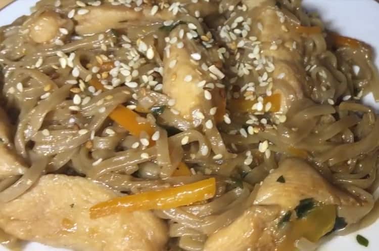 Spaghetti di grano saraceno con pollo e verdure: una ricetta insolita e gustosa