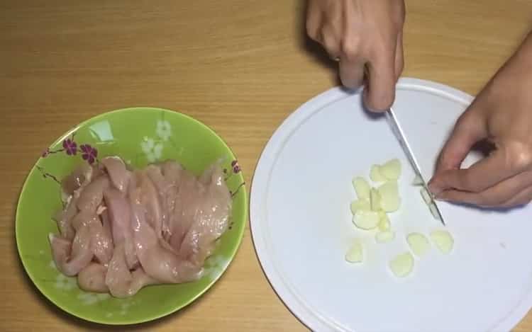 Κόψτε το σκόρδο για να φτιάξετε τα ζυμαρικά