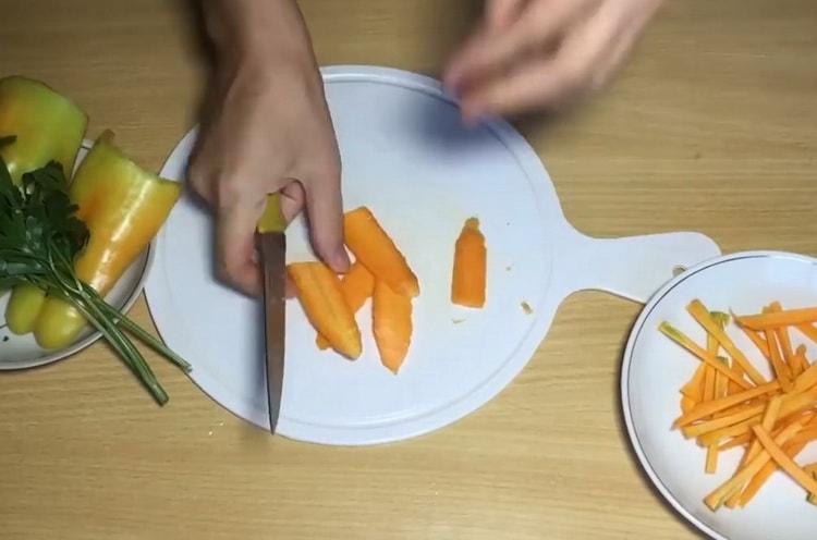 Zum Kochen von Nudeln Karotten hacken