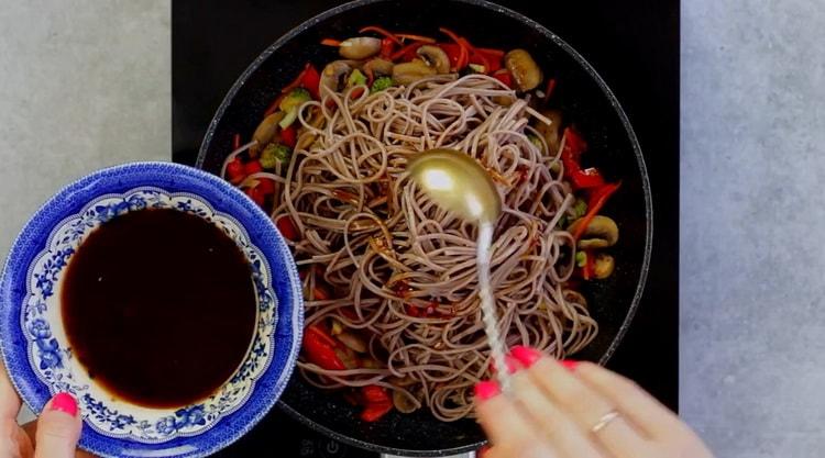 Για μαγείρεμα noodles φαγόπυρο με λαχανικά, ρίξτε τη σάλτσα