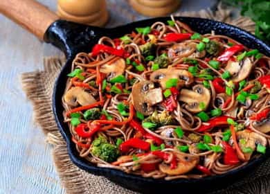 Buchweizennudeln mit Gemüse und Pilzen - ein leichtes, herzhaftes und buntes vegetarisches Gericht