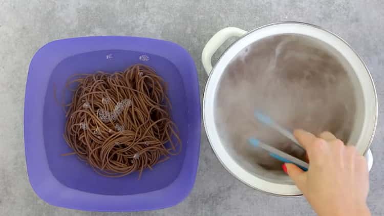 Για να φτιάχνετε noodles φαγόπυρο με λαχανικά, βάλτε τα noodles σε μια κατσαρόλα