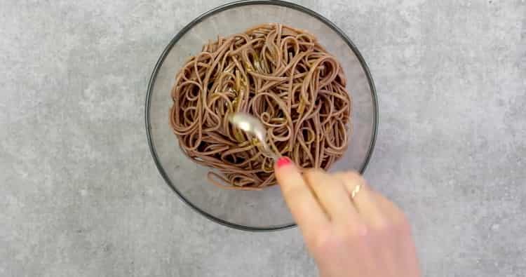 Για να φτιάχνετε noodles φαγόπυρο με λαχανικά, προσθέστε το ελαιόλαδο