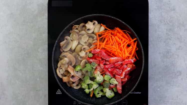 За да направите елда от юфка със зеленчуци, пържете зеленчуци