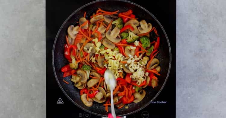 Για να φτιάξετε noodles φαγόπυρο με λαχανικά, ανακατέψτε τα συστατικά