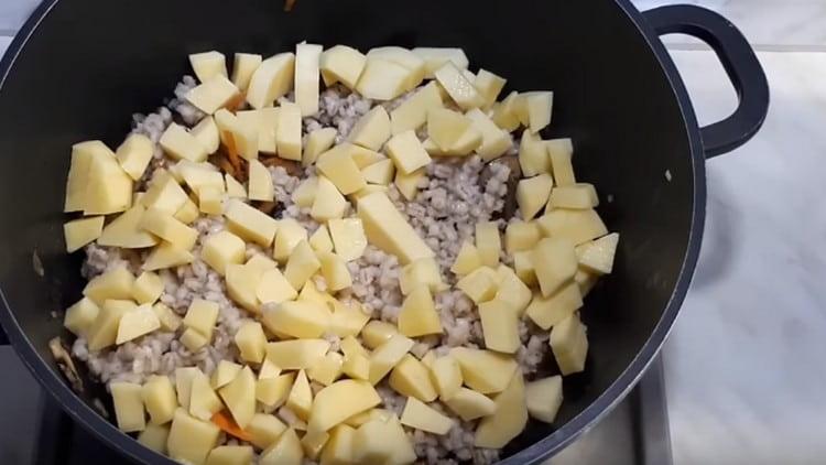 Fügen Sie die Gerste und sofort die Kartoffel hinzu.