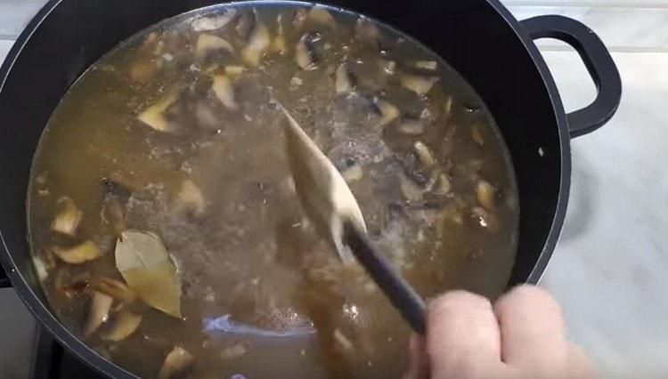 Προσθέστε το φύλλο δάφνης στη σούπα.