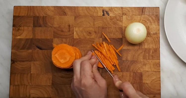 Die Karotten in dünne Streifen schneiden.