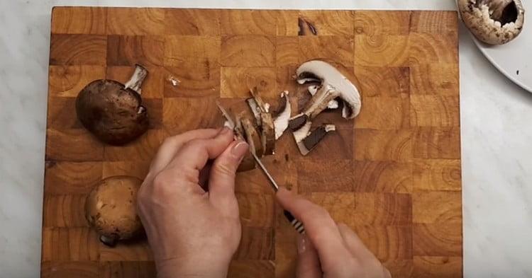 Leikkaa sienet ohuiksi viipaleiksi.