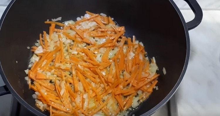 Намазваме лука с морковите в олио.