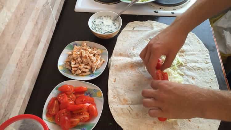 A shawarma érdekében tedd a paradicsomot pitara
