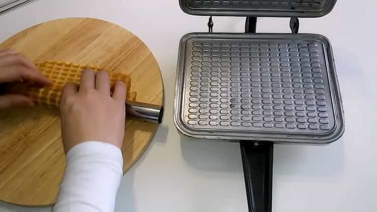 Upang makagawa ng mga gawang homemade waffles, i-twist ang tube