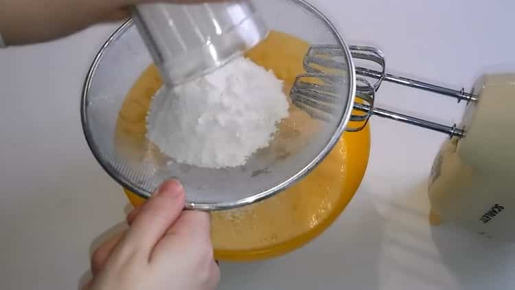 Připravte ingredience pro domácí vafle.