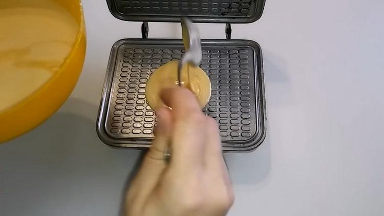 За да направите домашно приготвени вафли, сложете тестото върху вафлено желязо