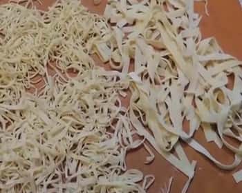 Come preparare una zuppa di noodle fatta in casa - Ricetta per principianti 🍝