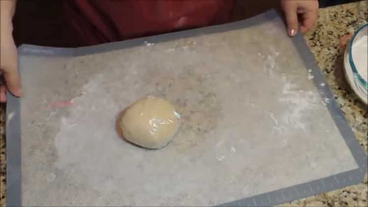 Um hausgemachte Nudeln zuzubereiten, legen Sie den Teig in eine Tüte