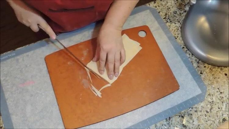 Norėdami gaminti naminius makaronus, supjaustykite tešlą