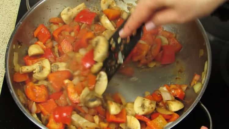Gemüse braten, um Kartoffelpuffer zu machen