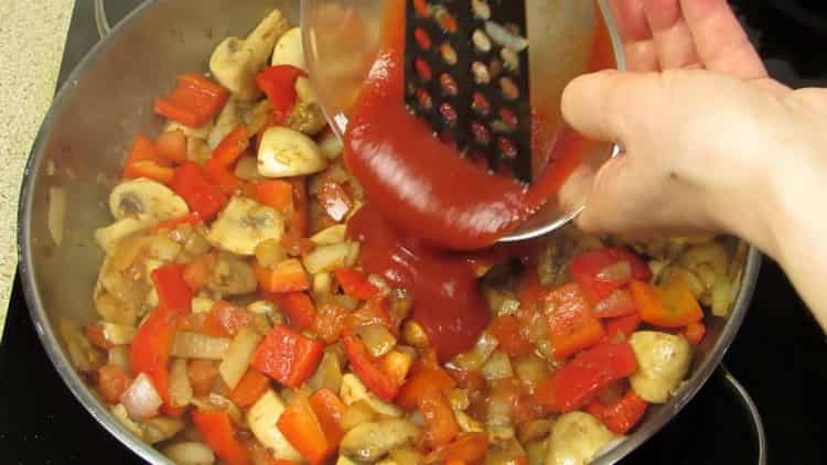 Přidejte rajčatovou pastu a připravte bramboráčky