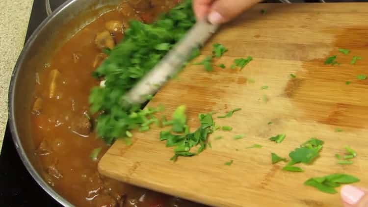 Gemüse hacken, um Kartoffelpuffer zu machen