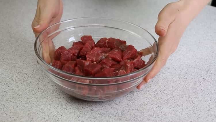 Kaip kepti grikius su mėsa keptuvėje