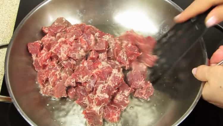 Запържете месо, за да направите картофени палачинки