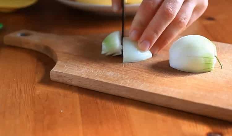 Για να κάνετε τηγανίτες πατάτας, ψιλοκόψτε το κρεμμύδι
